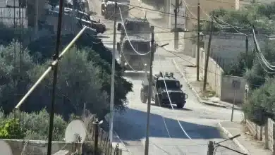 الاحتلال يقتحم الحي الشرقي في جنين ويحاصر منزلا ويحتجز عددا من المواطنين الاحتلال يقتحم الحي الشرقي في جنين ويحاصر منزلا ويحتجز عددا من المواطنين