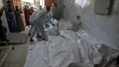 على بعضها آثار إطلاق نار في الصدر والرأس.. الصحة في غزة تدفن 15 شهيدا مجهولي الهوية
