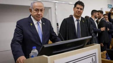 نتنياهو يمثل أمام المحكمة بقضايا فساد لأول مرة بعد طلبه "العفو"