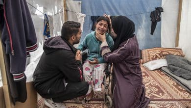 قال الجهاز المركزي للإحصاء، إن نحو 42 ألف شخص في قطاع غزة يعانون من إصابات جسيمة مُغيّرة للحياة، تضاعف عددها تقريباً خلال عام واحد فقط. وأشار "الإحصاء" في تقرير أصدره اليوم الأربعاء، لمناسبة اليوم العالمي للأشخاص ذوي الإعاقة، استناداً إلى تقديرات منظمة الصحة العالمية، إلى أن 22,500 إصابة سجلت حتى تموز/يوليو 2024. وتشمل الإصابات الأكثر انتشاراً: إصابات الأطراف المعقّدة، وحالات البتر، والحروق، وإصابات الحبل الشوكي والدماغ، والصدمات البالغة التي تؤدي إلى فقدان دائم لوظائف الحركة أو الإحساس. كما وثّق التقرير أكثر من 5 آلاف حالة بتر، يُقدّر أن 75% منها في الأطراف السفلية، إضافة إلى آلاف الإصابات الخطيرة في الحبل الشوكي والدماغ والحروق والإصابات المعقدة في الأطراف. ولفت "الإحصاء" إلى أن الأطفال يشكّلون نسبة كبيرة من هذه الإصابات، إذ يعاني أكثر من 10 آلاف طفل من إصابات جسيمة مسبّبة للإعاقة، فيما شكّلوا 51% من حالات الإجلاء الطبي خارج قطاع غزة خلال الفترة من أيار/مايو 2024 حتى حزيران/يونيو 2025. وأكد، أن هذه الأرقام تعكس انهياراً حاداً في خدمات التأهيل، التي تراجعت بنسبة 62% نتيجة تدمير المرافق ونقص المعدات واستشهاد أكثر من 1,700 من الكوادر الصحية، بينهم 42 مختصاً في العلاج الطبيعي والوظيفي، في ظل نقص شديد في الأجهزة المساعدة كالكراسي المتحركة والمشّايات والأطراف الصناعية. ربع المصابين إصابات جسيمة من الأطفال وأشار الإحصاء إلى أن الأطفال هم من أكثر الفئات تضرراً؛ إذ يعاني أكثر من 10,000 طفل من إصابات جسيمة مسبّبة للإعاقات، وفق تقديرات منظمة الصحة العالمية حتى 24 أيلول/سبتمبر 2025. كما بيّنت تقارير منظمة أطباء بلا حدود أن 70% من مرضى الحروق الذين خضعوا لجراحات هم من الأطفال، ومعظمهم دون سن الخامسة، ما يعكس خطورة الإصابات التي يتعرضون لها في ظل غياب الإمدادات الطبية ونقص الأجهزة المساعدة الضرورية للتعافي. الإجلاء الطبي يكشف عمق الأزمة وأظهر البيان أن بيانات وزارة الصحة حول الإجلاء الطبي من أيار/مايو 2024 حتى 30 حزيران/يونيو 2025 تشكّل مؤشراً إضافياً على حجم الأزمة، حيث جرى إجلاء 749 مصاباً من ذوي الإصابات الجسيمة للعلاج خارج القطاع، شكّل الأطفال 51% منهم. وأوضحت البيانات أن الإصابات الكبرى في الأطراف تشكّل النسبة الأكبر من الحالات، إضافة إلى نسبة مرتفعة من حالات البتر وصلت إلى 22%، والإصابات العصبية والدماغية المعقّدة التي لا تتوفر لها حالياً خدمات تأهيل كافية داخل القطاع. انهيار خدمات التأهيل تحت وطأة العدوان وأكد الإحصاء أن خدمات التأهيل التي تُعدّها منظمة الصحة العالمية جزءاً أساسياً من الرعاية الصحية وضرورية لمنع المضاعفات تواجه انهياراً كبيراً في قطاع غزة نتيجة تدمير المرافق الصحية وفقدان الكوادر وتعطل سلاسل الإمداد. وبيّن أن مستوى خدمات إعادة التأهيل انخفض بنسبة 62%، وفق تقارير وزارة الصحة حتى 27 تشرين الثاني/نوفمبر 2025، بسبب الدمار واسع النطاق ونقص المعدات الطبية واستشهاد أكثر من 1,700 من الكوادر الصحية، بينهم 42 متخصصاً في العلاج الطبيعي والوظيفي. وأشار البيان إلى أن التقديرات الحالية تقتصر على الإصابات الناجمة عن الصدمات المباشرة، ولا تشمل الاحتياجات المتزايدة الناتجة عن الظروف الصحية المتدهورة بفعل العدوان، مثل سوء التغذية والأمراض المزمنة والنزوح وغياب الأجهزة المساعدة الأساسية، ما يجعل العبء الحقيقي لخدمات إعادة التأهيل أكبر بكثير من الأرقام المعلنة.