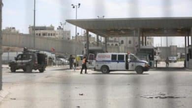 قوات الاحتلال تطلق النار على شاب وتغلق حاجز قلنديا العسكري