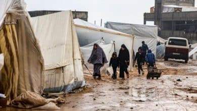 الاحتلال يواصل غاراته وأزمة إنسانية متفاقمة مع تدمير خيام النازحين في قطاع غزة