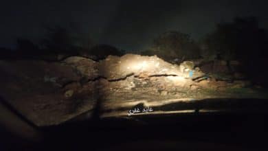 مستوطنون يغلقون الطريق الواصل بين تجمع خلة السدرة ومخماس