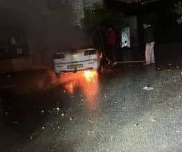 مستوطنون يحرقون مركبات ويخطون شعارات عنصرية في عين يبرود برام الله