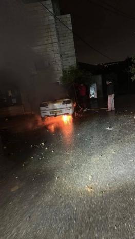 مستوطنون يحرقون مركبات ويخطون شعارات عنصرية في عين يبرود برام الله