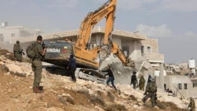 الاحتلال يخطر بهدم مدرسة ومنزل جنوب الخليل