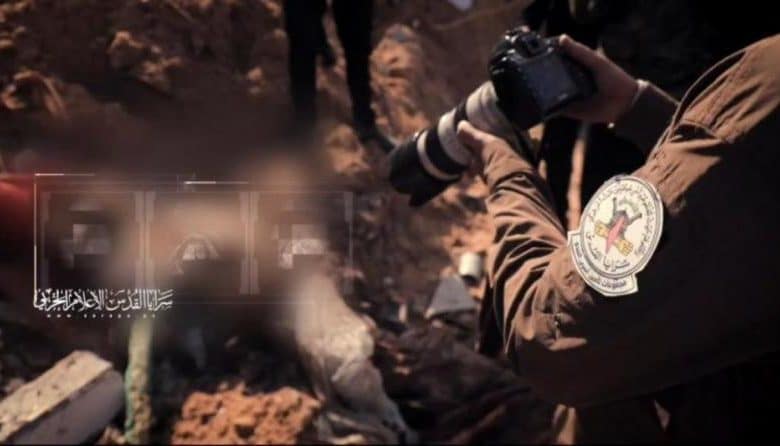 "سرايا القدس" تبث مشاهد لتسليم جثة أحد أسرى الاحتلال شمال القطاع