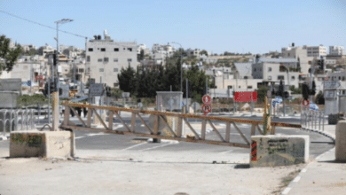 قوات الاحتلال تحتجز شبانًا على مدخل مخيم العروب وتُعطب مركبات المواطنين في بلدة إذنا