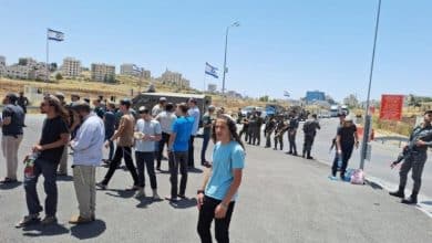 مستوطنون يعرقلون تنقل المواطنين شمال القدس المحتلة