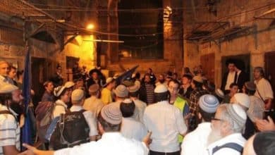 مستوطنون ينظمون مسيرة استفزازية ويغلقون أحياء شرق الخليل