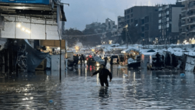 غرق مئات من خيام النازحين وسط تجدد الأمطار الغزيرة على غزة