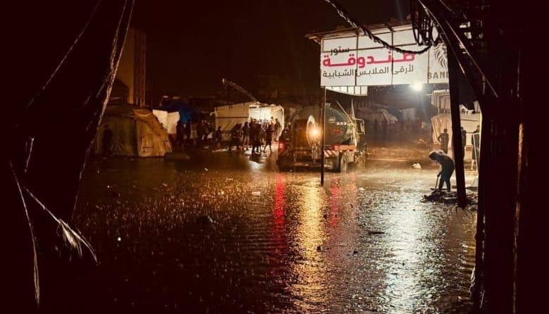 انهيار منزل في "الشيخ رضوان" بمدينة غزة بفعل الأمطار الغزيرة وآثار العدوان