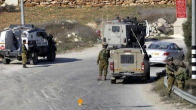 الاحتلال ينكل بشابين ويصدم مركبة ومستوطنون يهاجمون أخرى في الخليل