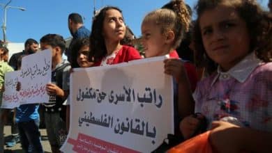 فصائل المقاومة تُدين قرار السلطة قطع رواتب عائلات الشهداء والأسرى