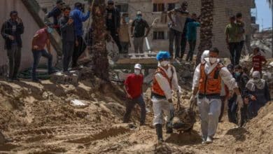 الدفاع المدني: انتشلنا جثامين 14 شهيدًا من تحت أنقاض منزل بخانيونس