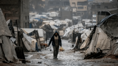 آلاف العائلات في غزة تعيش في العراء بعد غرق خيامها.. والقطاع بحاجة إلى 200 ألف وحدة سكنية