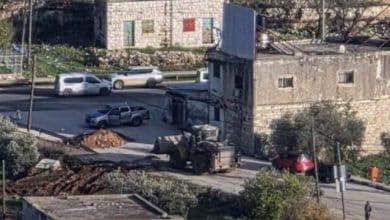 الاحتلال يغلق المدخل الرئيسي وطرقا فرعية في اللبن الشرقية جنوب نابلس