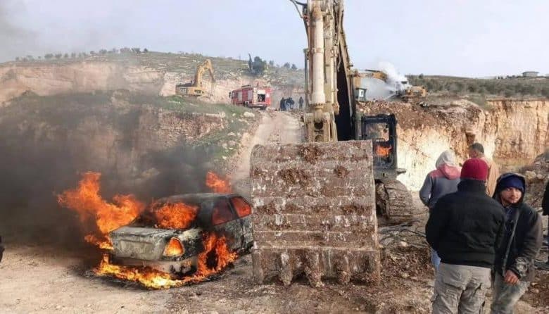 مستوطنون يحرقون 3 جرافات ومركبة ومعدات في عوريف جنوب نابلس
