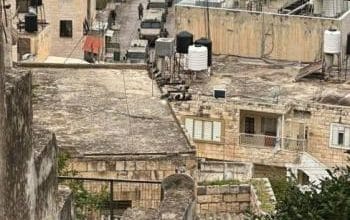 الاحتلال يقتحم محيط المشفى الوطني في نابلس ويداهم منازل