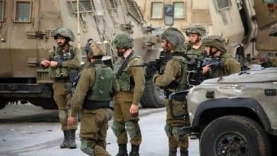 الاحتلال يعتقل مواطنين خلال عدوانه المستمر في جبل جوهر والمنطقة الجنوبية من الخليل
