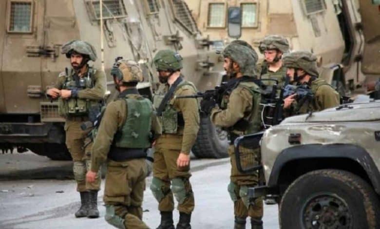 الاحتلال يعتقل مواطنين خلال عدوانه المستمر في جبل جوهر والمنطقة الجنوبية من الخليل