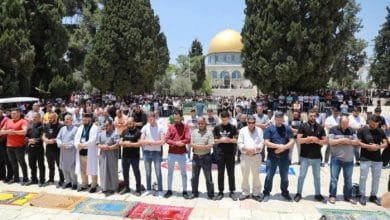 الآلاف يؤدون صلاة الجمعة في المسجد الأقصى