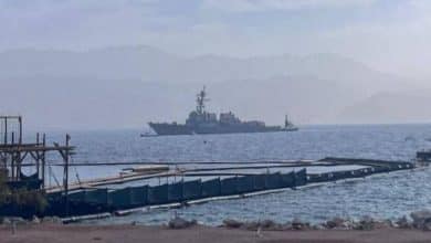 مدمرة تابعة للبحرية الأمريكية ترسو في ميناء "إيلات"