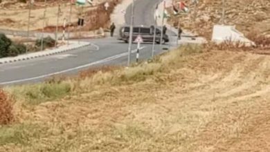 مستوطن يغلق طريقا زراعيا في المغير ويمنع الأهالي من الوصول لأراضيهم