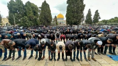 الآلاف يؤدون صلاة الجمعة في المسجد الأقصى