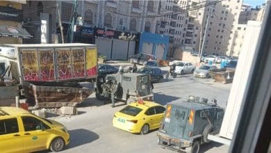 قوة كبيرة من جيش الاحتلال معززة بالجرافات تقتحم محيط مخيم قلنديا وبلدة كفر عقب