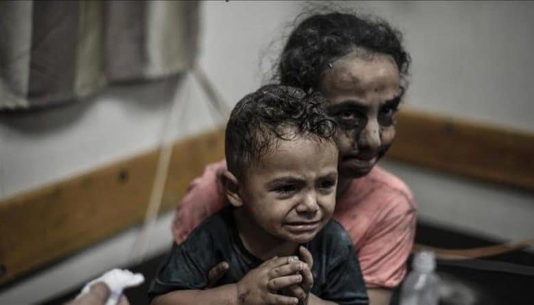 أصيب عدد من المواطنين، صباح اليوم الأحد، برصاص جيش الاحتلال الإسرائيلي في مدينة غزة وخان يونس جنوب القطاع. وأفادت مصادر طبية، بإصابة عدد من المواطنين بنيران طائرة مسيرة تابعة للاحتلال في حي الزيتون جنوب شرق مدينة غزة. وأضافت المصادر ذاتها، أن إصابتان إحداهما لطفلة برصاص جيش الاحتلال في مواصي مدينة خان يونس ويواصل جيش الاحتلال الإسرائيلي خروقاته لاتفاق وقف إطلاق النار، الذي دخل حيز التنفيذ في 11 تشرين الأول/ أكتوبر الماضي، إذ ارتفعت حصيلة الشهداء إلى 463، وإجمالي الإصابات تجاوزت الـ1,269.