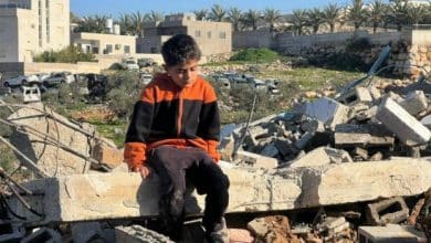 الاحتلال يهدم منزلا ومنشآت زراعية في بيت أمر وشقبا