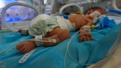 وفاة رضيعة جراء منعها من السفر لتلقي العلاج