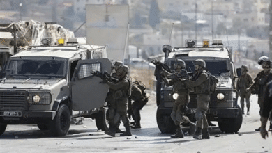 الاحتلال يحتجز عددا من المواطنين ويستولي على شاحنة وحفار جنوب الخليل
