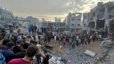 مصابون بقصف الاحتلال عيادة طبية في مخيم جباليا