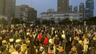 الآلاف يتظاهرون في "تل أبيب" تنديدا باستفحال الجريمة وتواطؤ شرطة الاحتلال