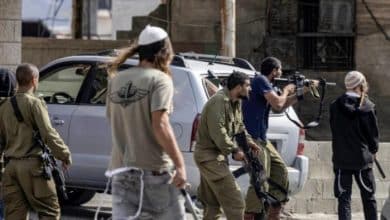 مستوطنون يهاجمون مركبات المواطنين شمال شرق رام الله