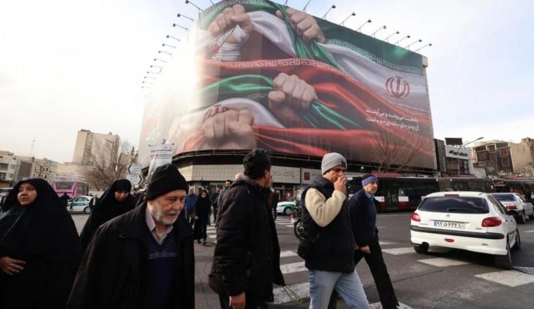 ترامب يدخل على خط مفاوضات إيران ويحذّر من "عواقب" الفشل.. ويزعم قرب تخفيف الحظر عن غزة