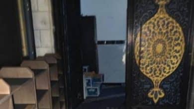مستوطنون يحرقون مدخل مسجد في تل ويخطّون عبارات عنصرية