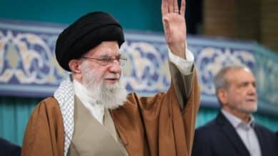 مصادر رسمية إيرانية: خامنئي في مكان آمن خارج طهران وبزشكيان بخير