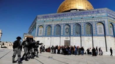 الاحتلال يبعد مقدسيين عن المسجد الأقصى