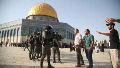 الاحتلال يسلم مقدسيا قرارا بالإبعاد عن الأقصى لمدة أسبوع