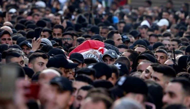 تشييع جثمان الشهيد عمر منيعة إلى مثواه الأخير في مدينة قلقيلية