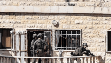 قوات الاحتلال تحوّل منزلا إلى ثكنة عسكرية في حزما شمال شرق القدس
