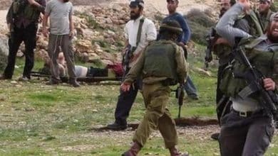 مستوطنون وقوات الاحتلال يعتدون على شاب في قرية المغير قبل اعتقاله
