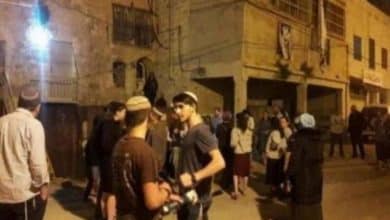 مستوطنون يهاجمون منزلاً ويصيبون مواطنا في قصرة