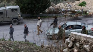 مستوطنون يهاجمون مركبات المواطنين قرب قرية المغير