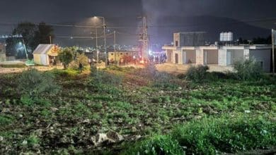 بعد مقتل نجليه واعتقاله… الأجهزة الأمنية الفلسطينية تقمع أهالي طمون أمام منزل المطلوب للاحتلال سامر سمارة