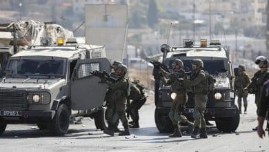 الاحتلال يحتجز مواطنا ويستولي على مركبته في سنجل