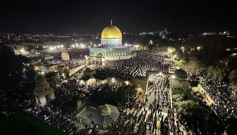 50 ألف مصلٍ يؤدون صلاتي العشاء والتراويح في المسجد الأقصى